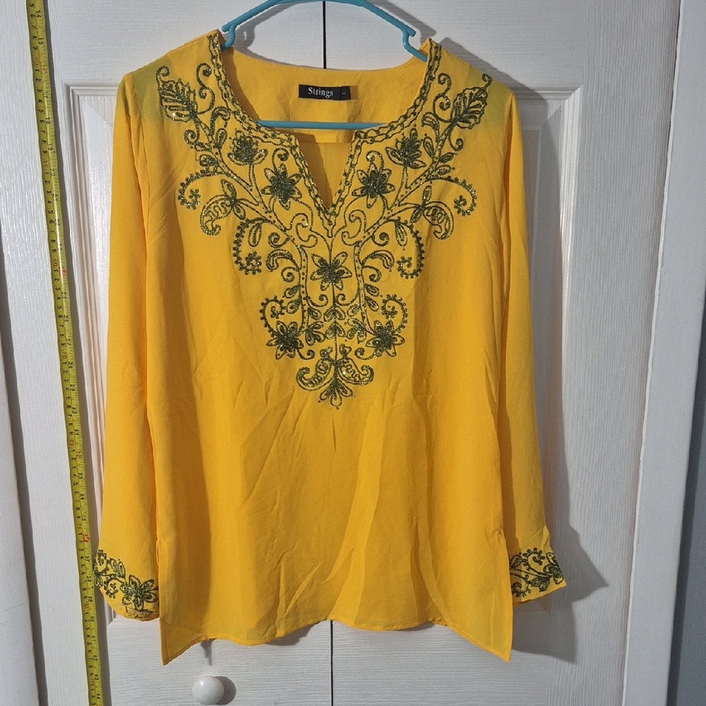 😺 2 for$12 Or 3 for$15 😺 Signature by Sangria Yellow Floral Embroidered Blouse